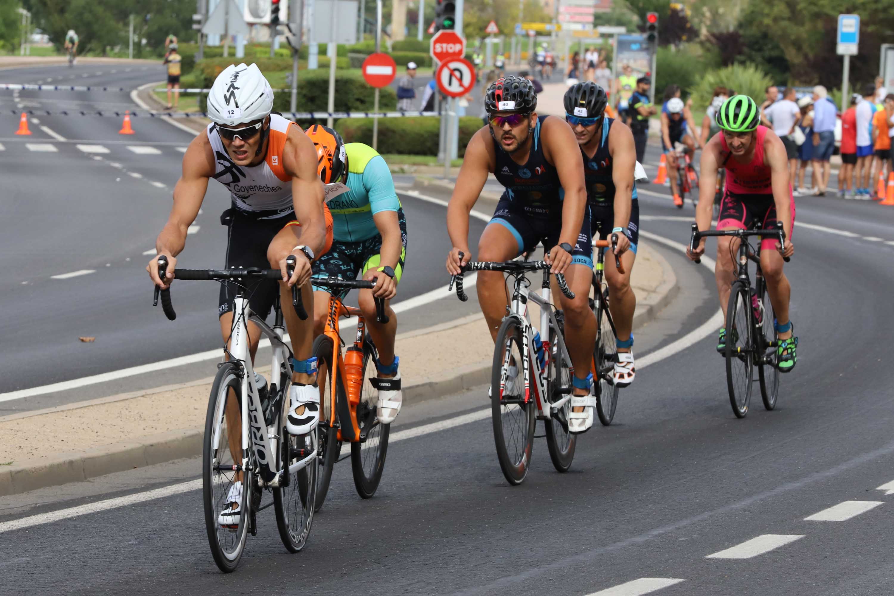 Miguel Risco y Esther Gómez repiten victoria en una prueba que reunió a 250 atletas que recorrieron el casco histórico a nado, en bici y corriendo