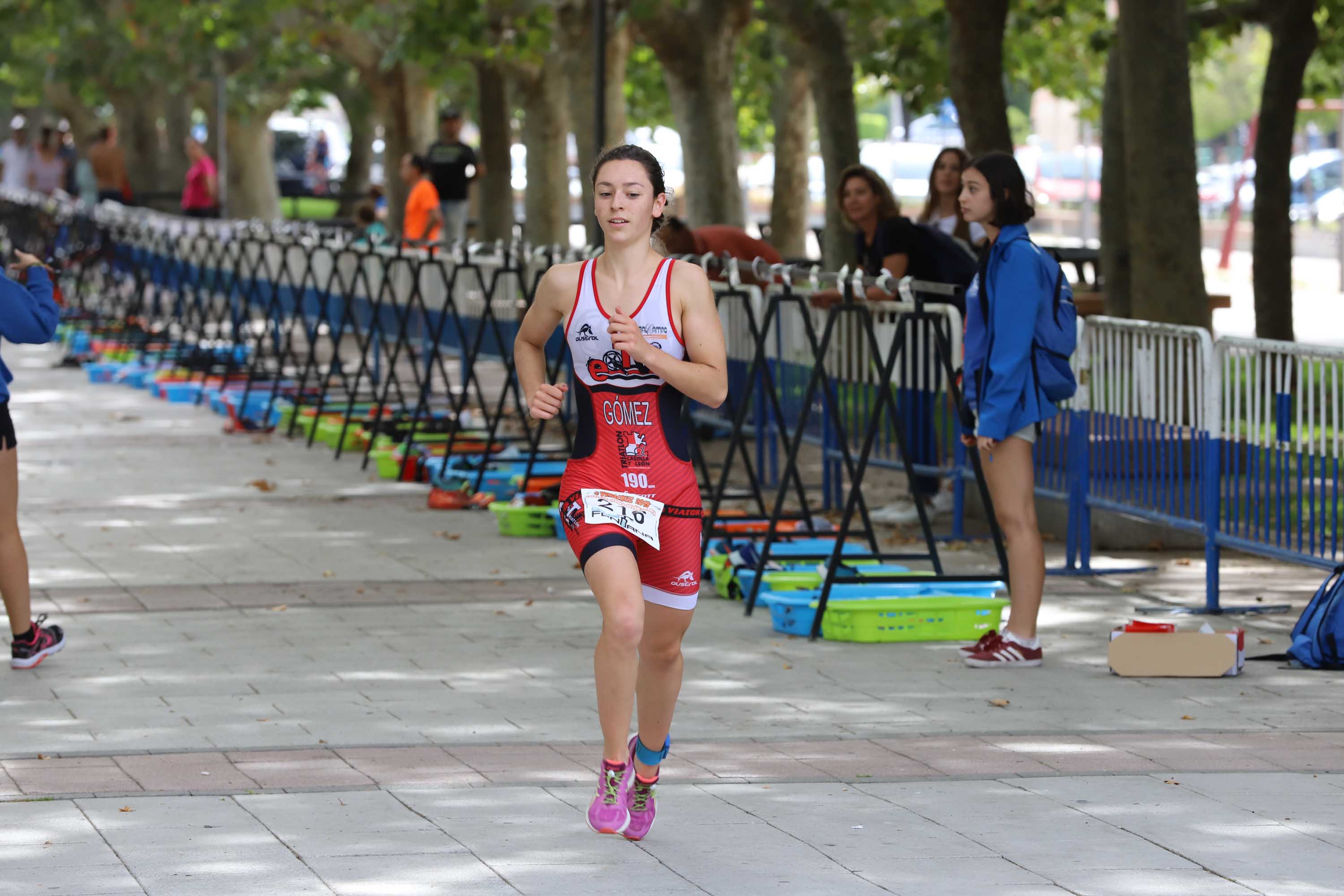 Miguel Risco y Esther Gómez repiten victoria en una prueba que reunió a 250 atletas que recorrieron el casco histórico a nado, en bici y corriendo