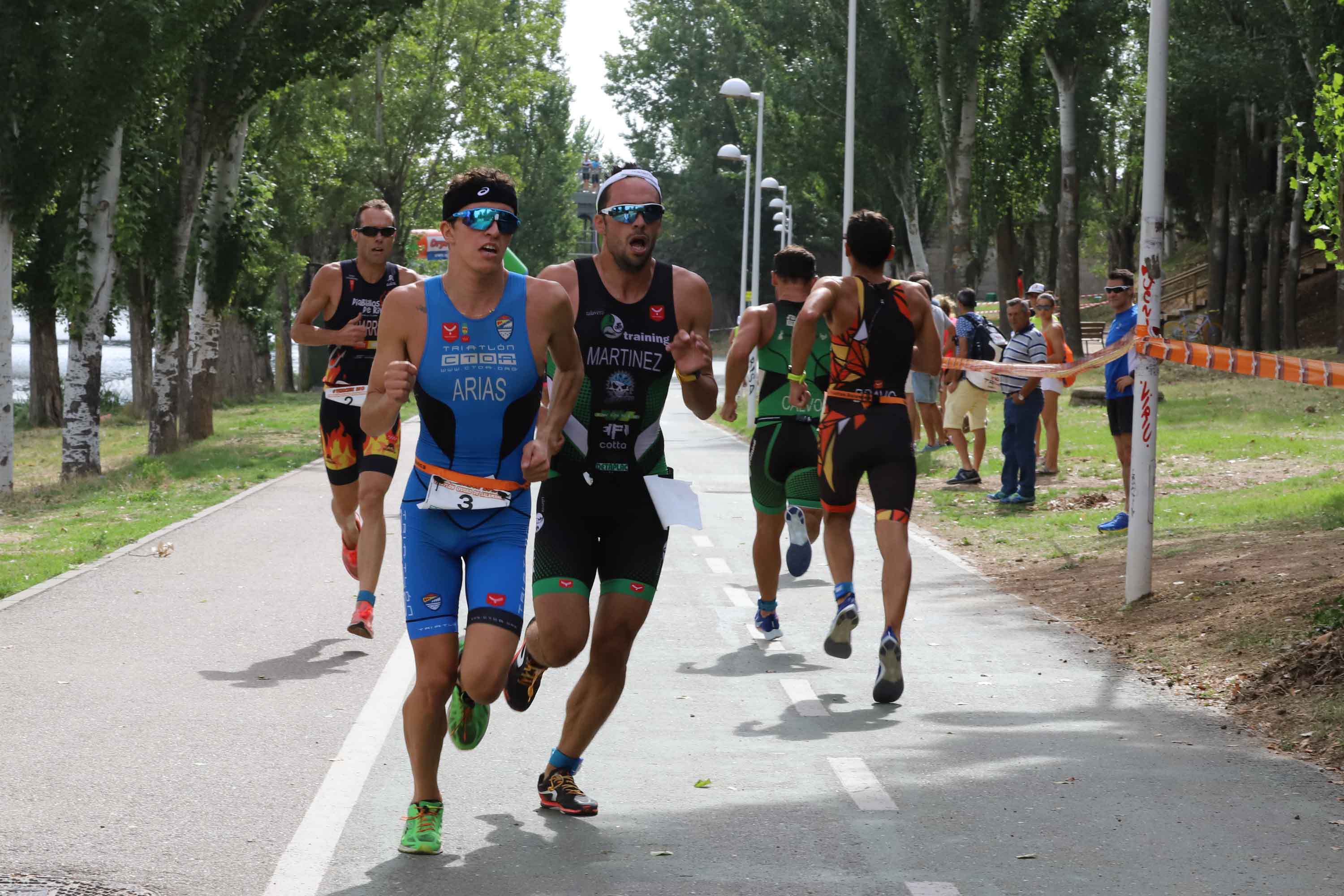 Miguel Risco y Esther Gómez repiten victoria en una prueba que reunió a 250 atletas que recorrieron el casco histórico a nado, en bici y corriendo