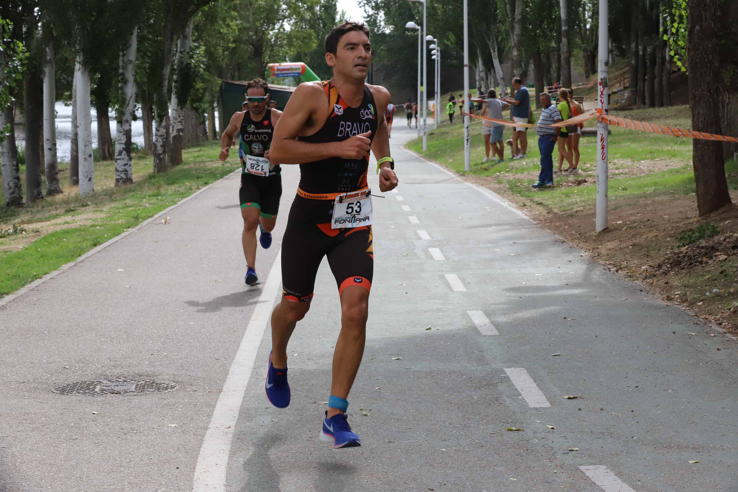 Miguel Risco y Esther Gómez repiten victoria en una prueba que reunió a 250 atletas que recorrieron el casco histórico a nado, en bici y corriendo
