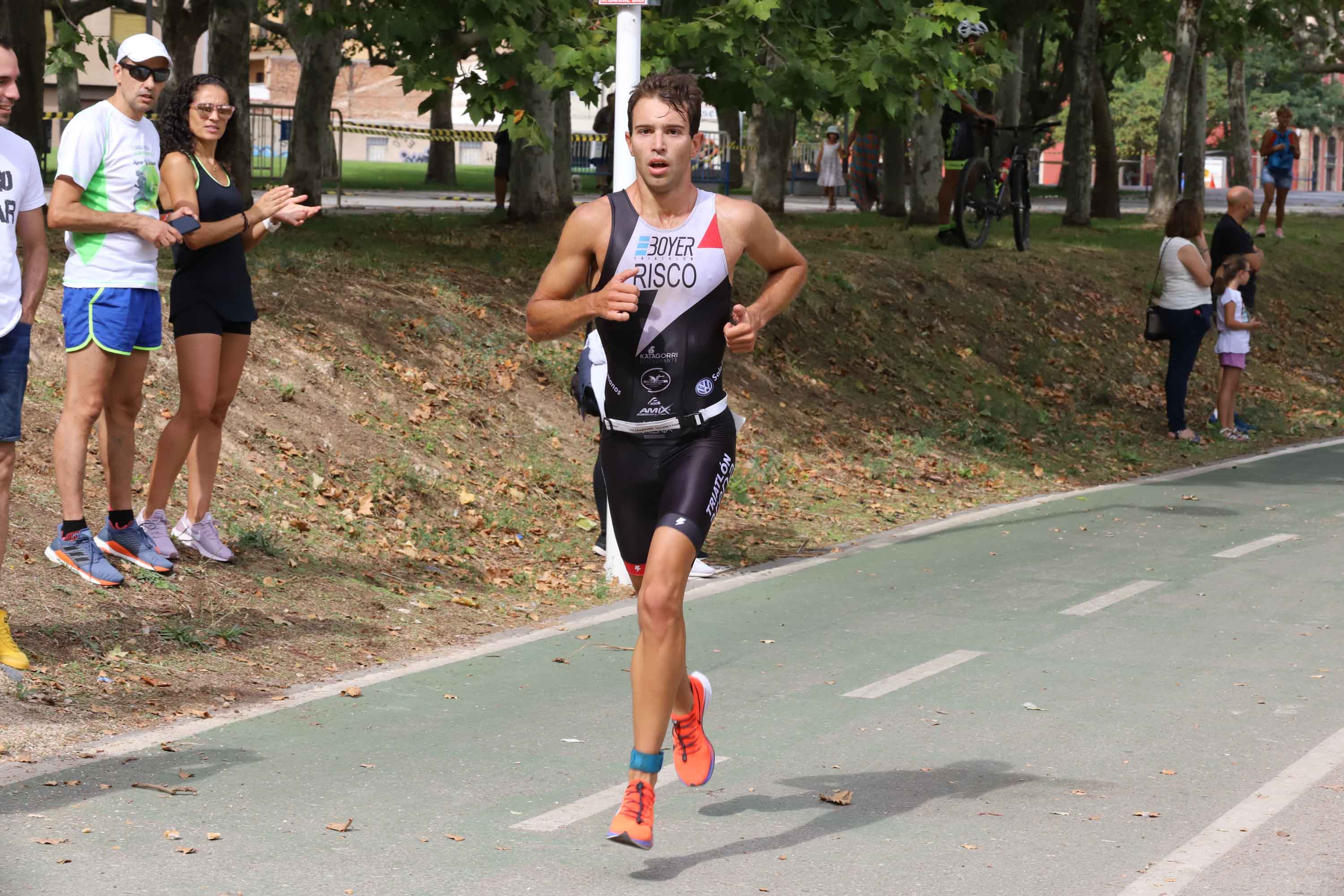 Miguel Risco y Esther Gómez repiten victoria en una prueba que reunió a 250 atletas que recorrieron el casco histórico a nado, en bici y corriendo
