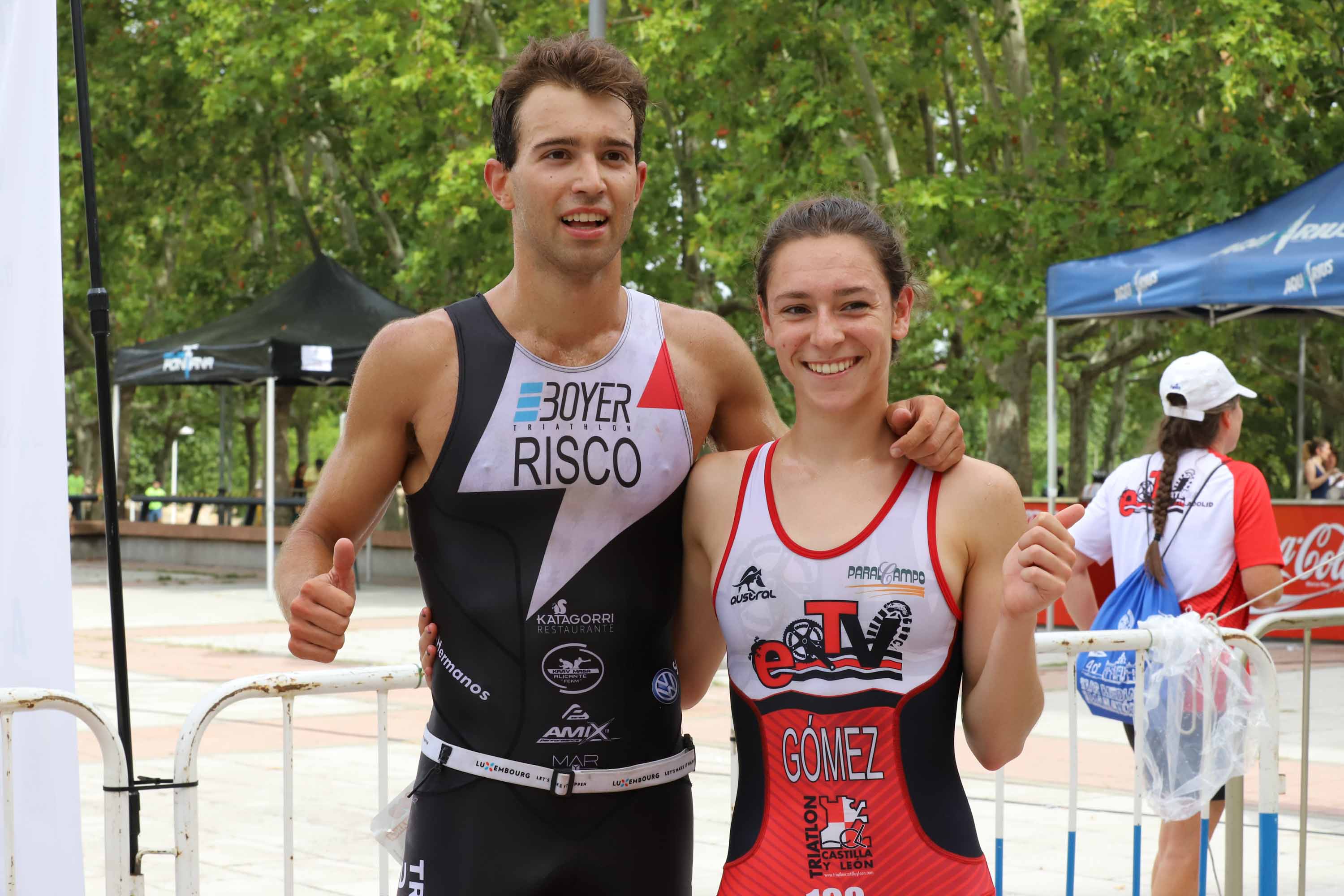 Miguel Risco y Esther Gómez repiten victoria en una prueba que reunió a 250 atletas que recorrieron el casco histórico a nado, en bici y corriendo