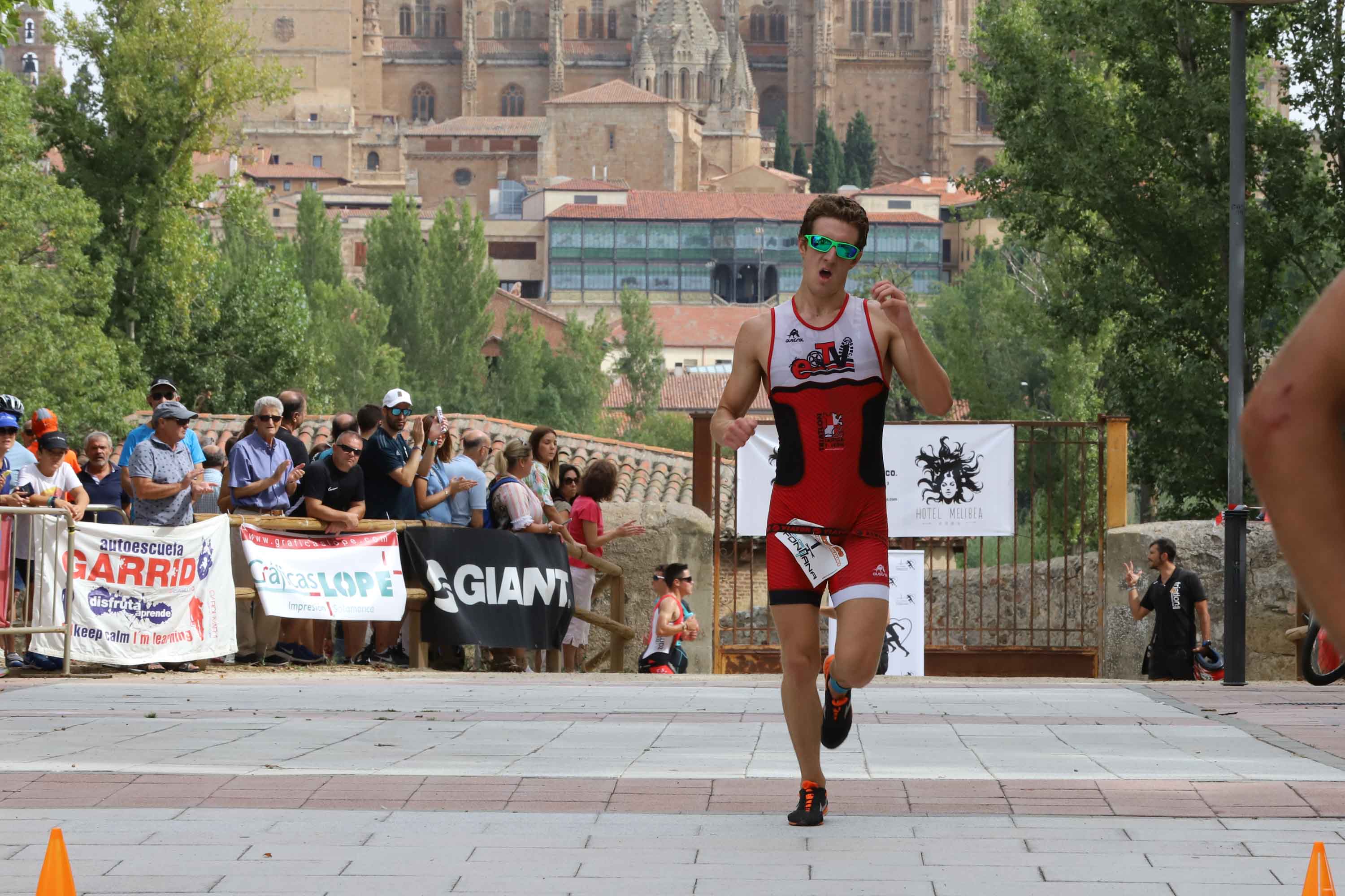 Miguel Risco y Esther Gómez repiten victoria en una prueba que reunió a 250 atletas que recorrieron el casco histórico a nado, en bici y corriendo