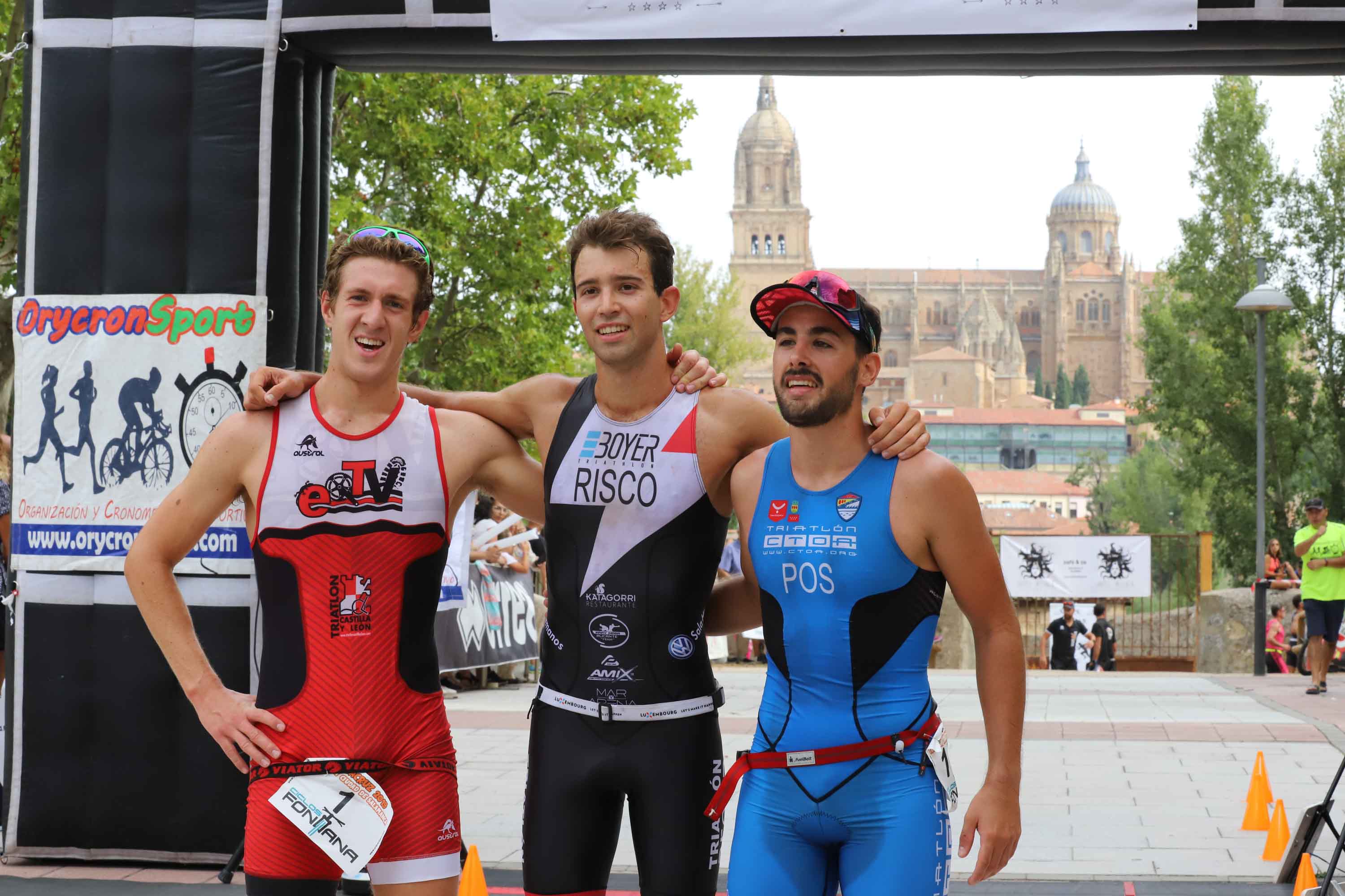 Miguel Risco y Esther Gómez repiten victoria en una prueba que reunió a 250 atletas que recorrieron el casco histórico a nado, en bici y corriendo