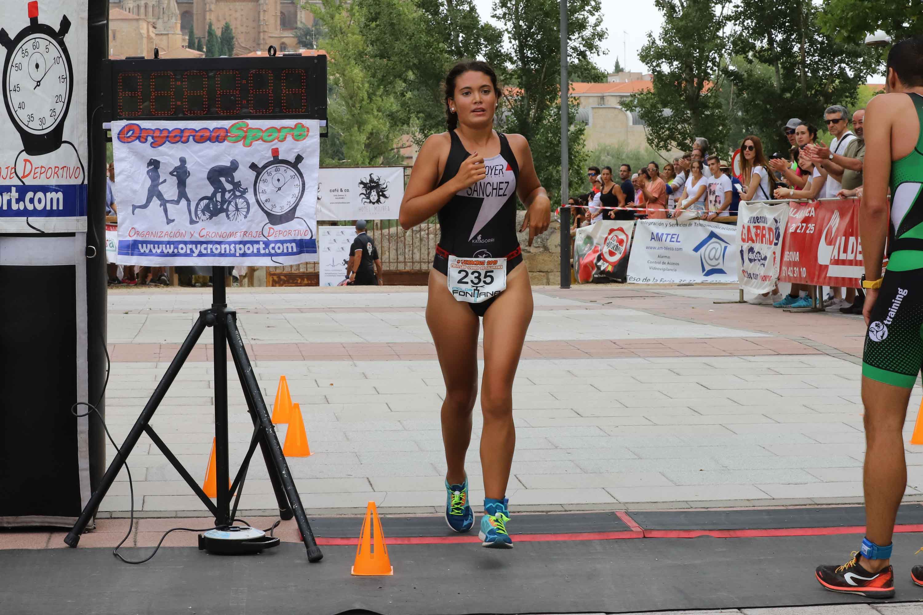 Miguel Risco y Esther Gómez repiten victoria en una prueba que reunió a 250 atletas que recorrieron el casco histórico a nado, en bici y corriendo