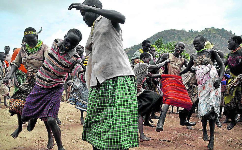 La tribu de los ik vive en sus reductos del valle de Kidepo (Uganda), cerca de Sudán del Sur. Necesitan pocos motivos para iniciar un ritual de saltos y danzas.