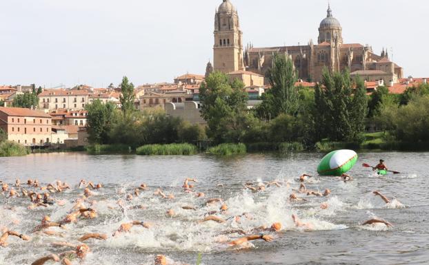 Los participantes , durante la prueba de natación en el río Tormes.