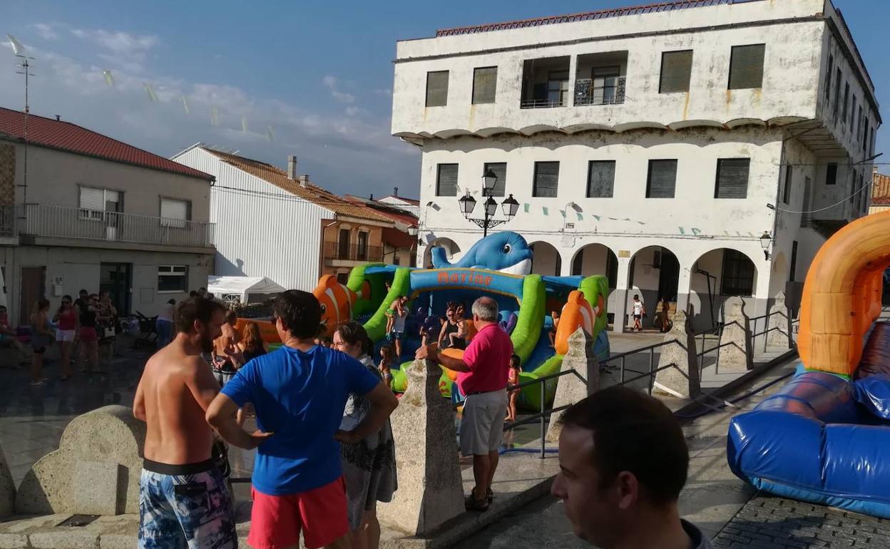 No sólo los más pequeños disfrutaron ayer con el parque acuático de las fiestas