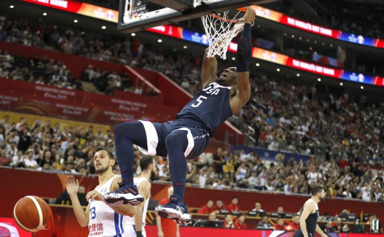 Donovan Mitchell se cuelga del aro en el partido ante Republica Checa.