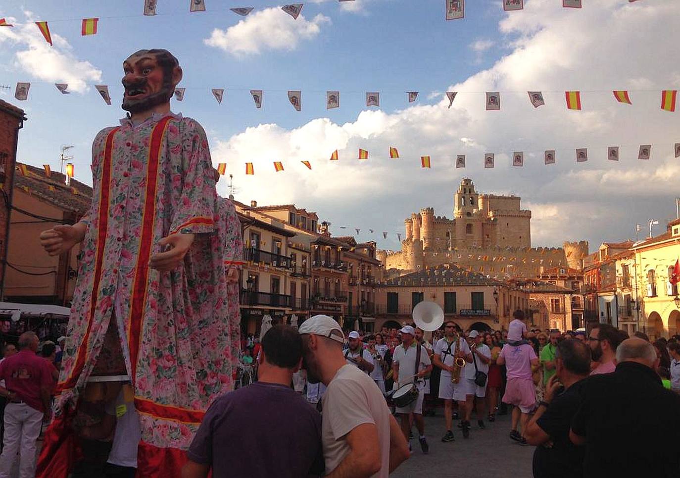 Desfile de gigantes en la plaza durante el primer día de fiestas. 