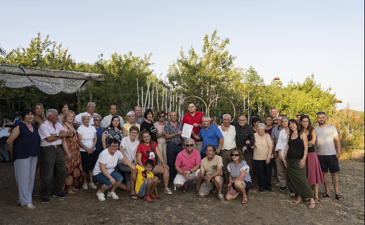 Personas que asistieron el pasado sábado por la tarde a la firma del acuerdo entre San Miguel de Robledo y Cereceda de la Sierra.