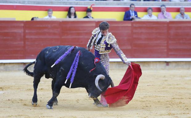 El Juli, en un natural al segundo de la tarde. 