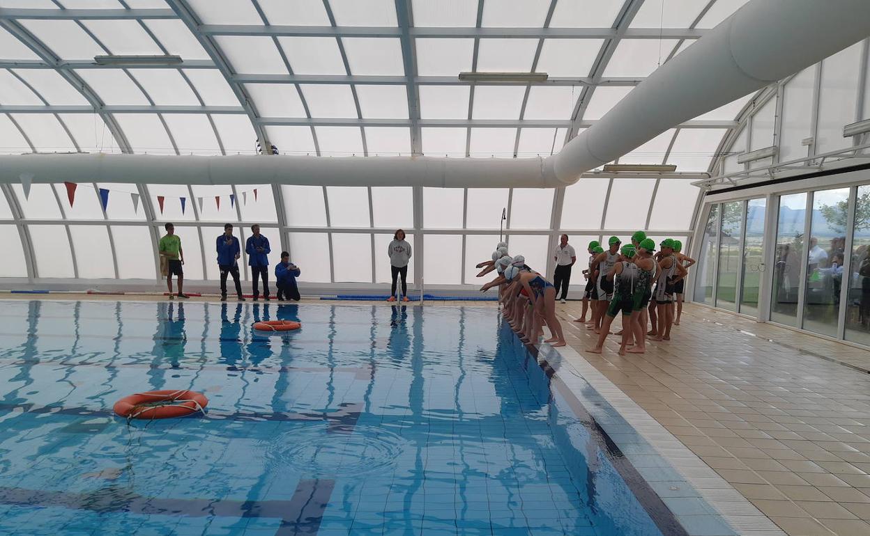 Un grupo de deportistas realizan una sesión de entrenamiento en la piscina.