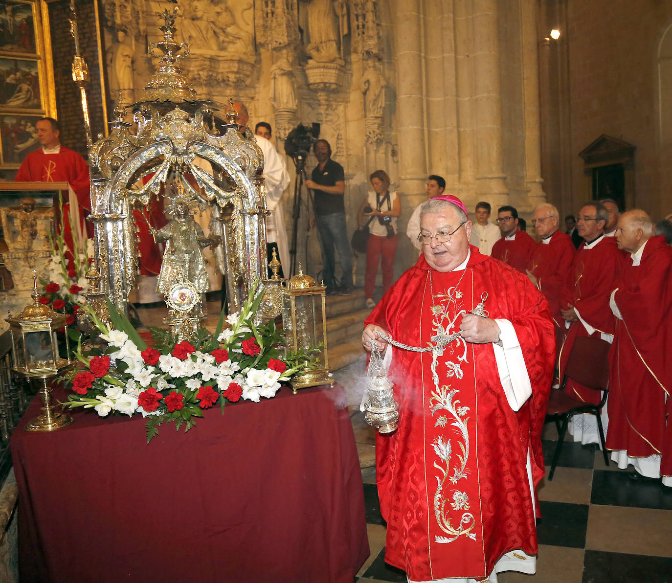 El obispo bendice las reliquias del santo. 