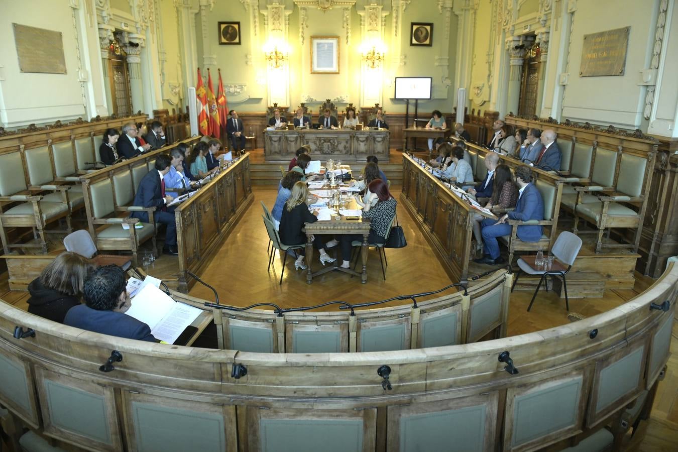 El concejal del Grupo municipal Popular y exvicepresidente de la Junta, José Antonio De Santiago-Juárez, ha asegurado en el pleno que apoya al alcalde de Valladolid en la reivindicación de más fondos para la ciudad «porque es la capital y porque tiene más habitantes»