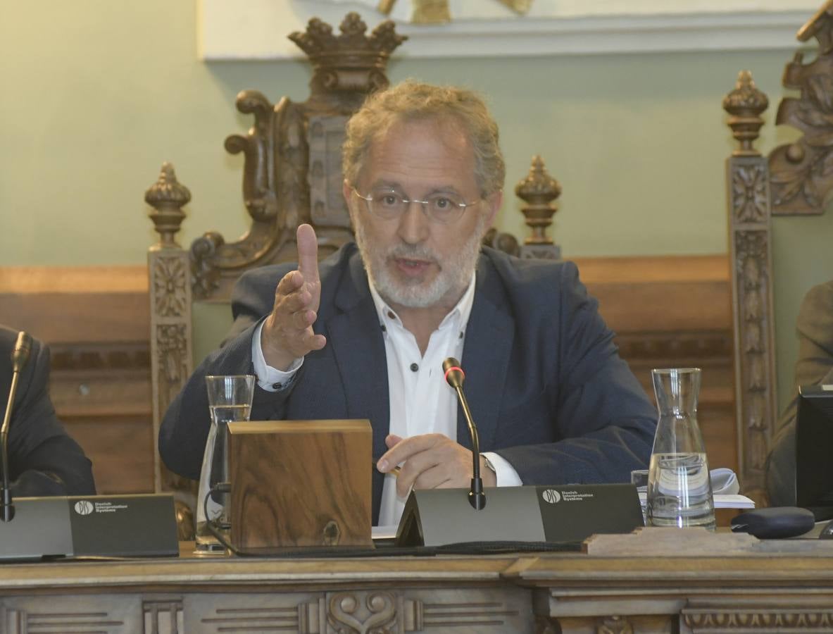 El concejal del Grupo municipal Popular y exvicepresidente de la Junta, José Antonio De Santiago-Juárez, ha asegurado en el pleno que apoya al alcalde de Valladolid en la reivindicación de más fondos para la ciudad «porque es la capital y porque tiene más habitantes»
