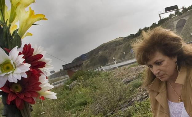 Maribel rinde homenaje a su hijo colocando flores en el lugar de una carretera de Cantabria donde falleció arrollado.