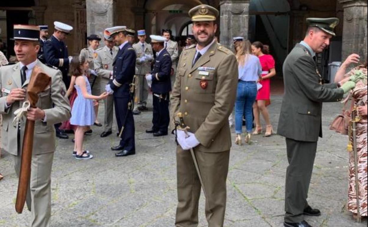 El teniente coronel de Caballería, Carlos Palmero (centro), en un acto durante su último destino en Nápoles con militares de otros países europeos. 