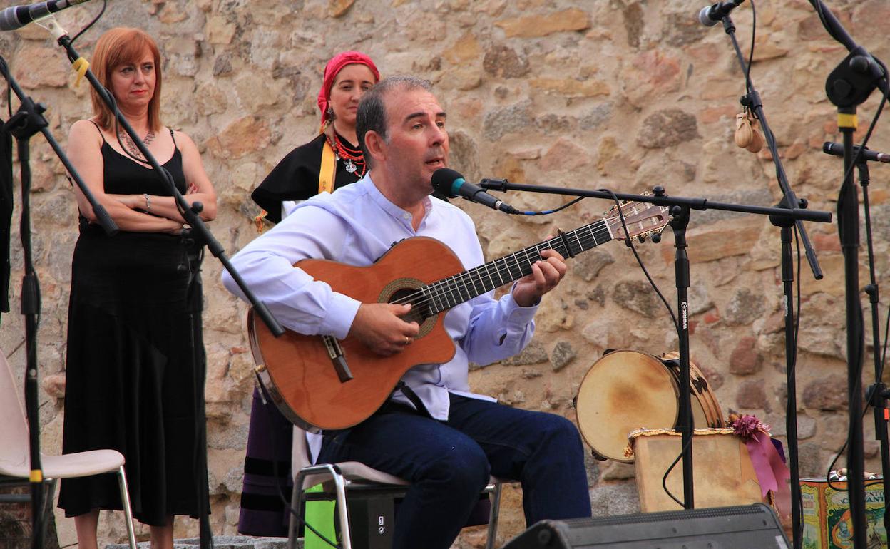 Luis Hidalgo, durante su actuación y homenaje.