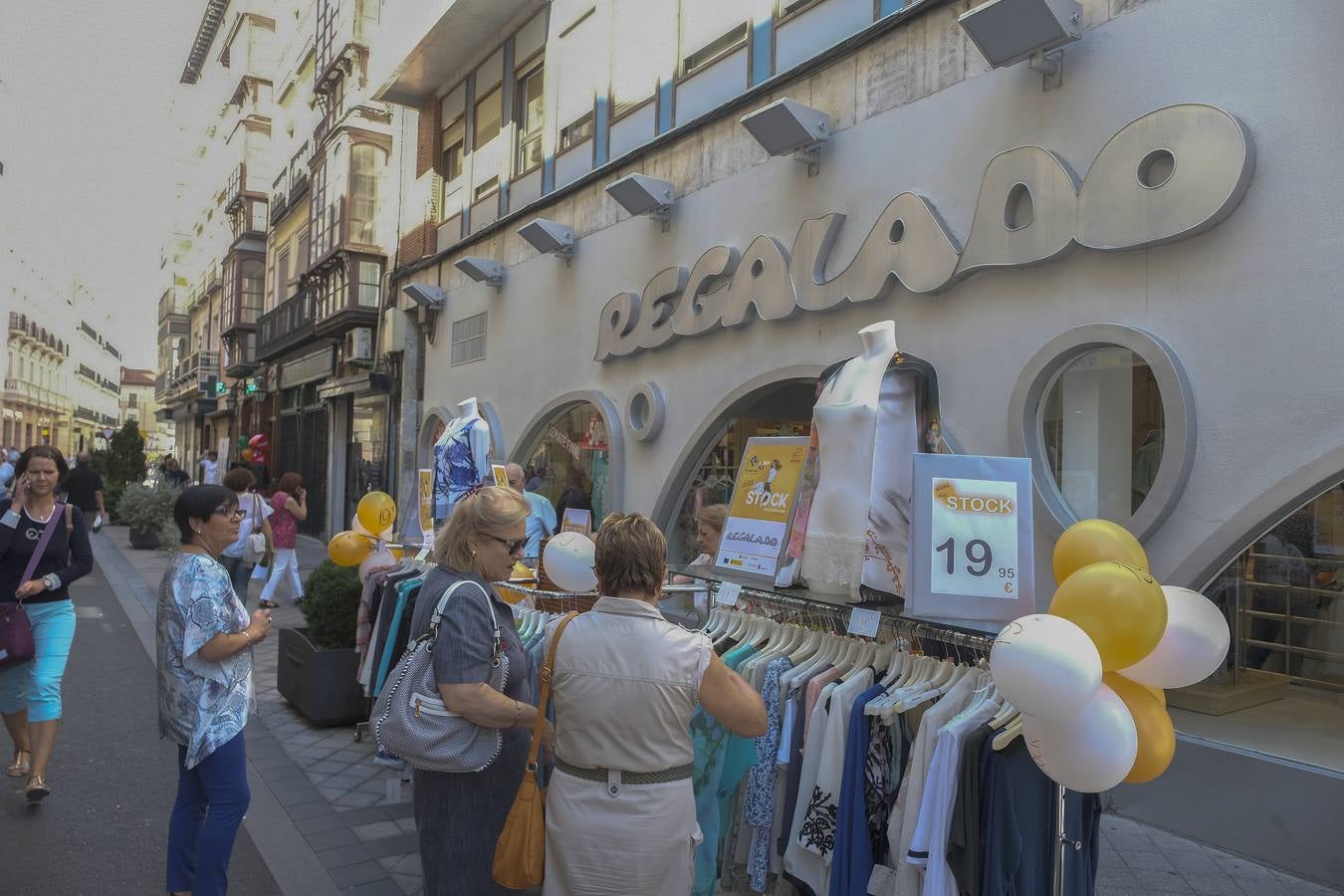 Establecimientos de diferentes sectores , textil, calzado, complementos, librería , papelería, hostelería, parafarmacia, belleza... participan en la campaña 'Días del stock en la calle Regalado'