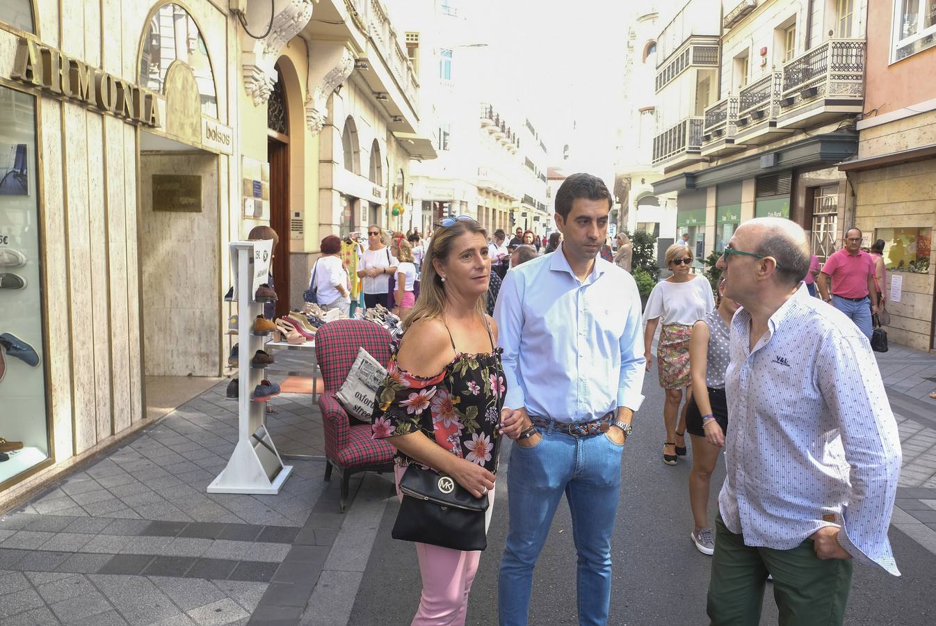 Establecimientos de diferentes sectores , textil, calzado, complementos, librería , papelería, hostelería, parafarmacia, belleza... participan en la campaña 'Días del stock en la calle Regalado'