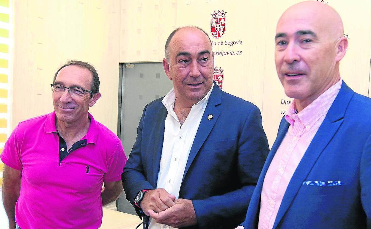 Chema del Prisco (i), Miguel Ángel de Vicente y Óscar Moral, antes de la presentación del nuevo curso deportivo. 