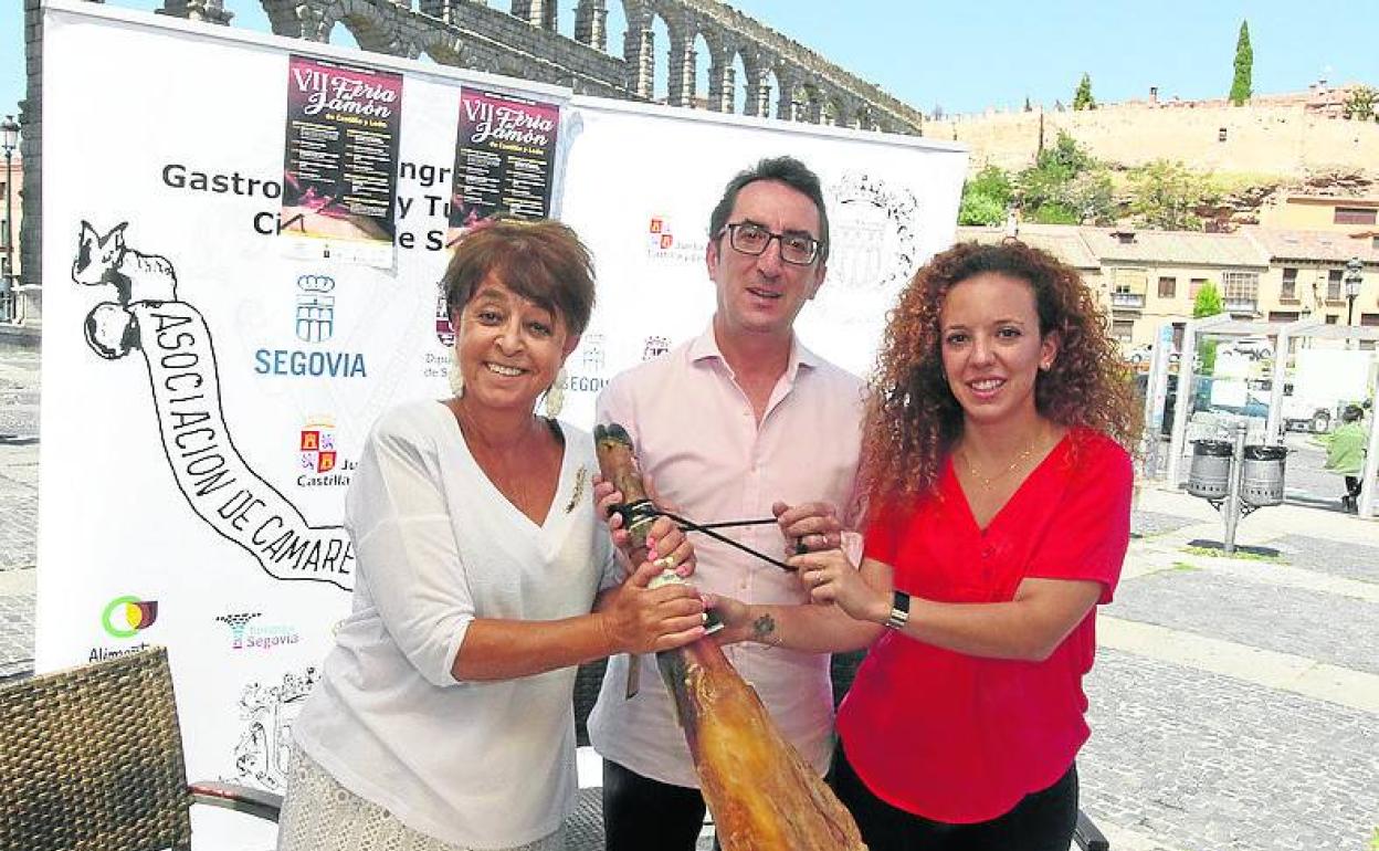 Claudia de Santos (i), Javier Bermejo y Noemí Otero, en la presentación del programa de la feria. 