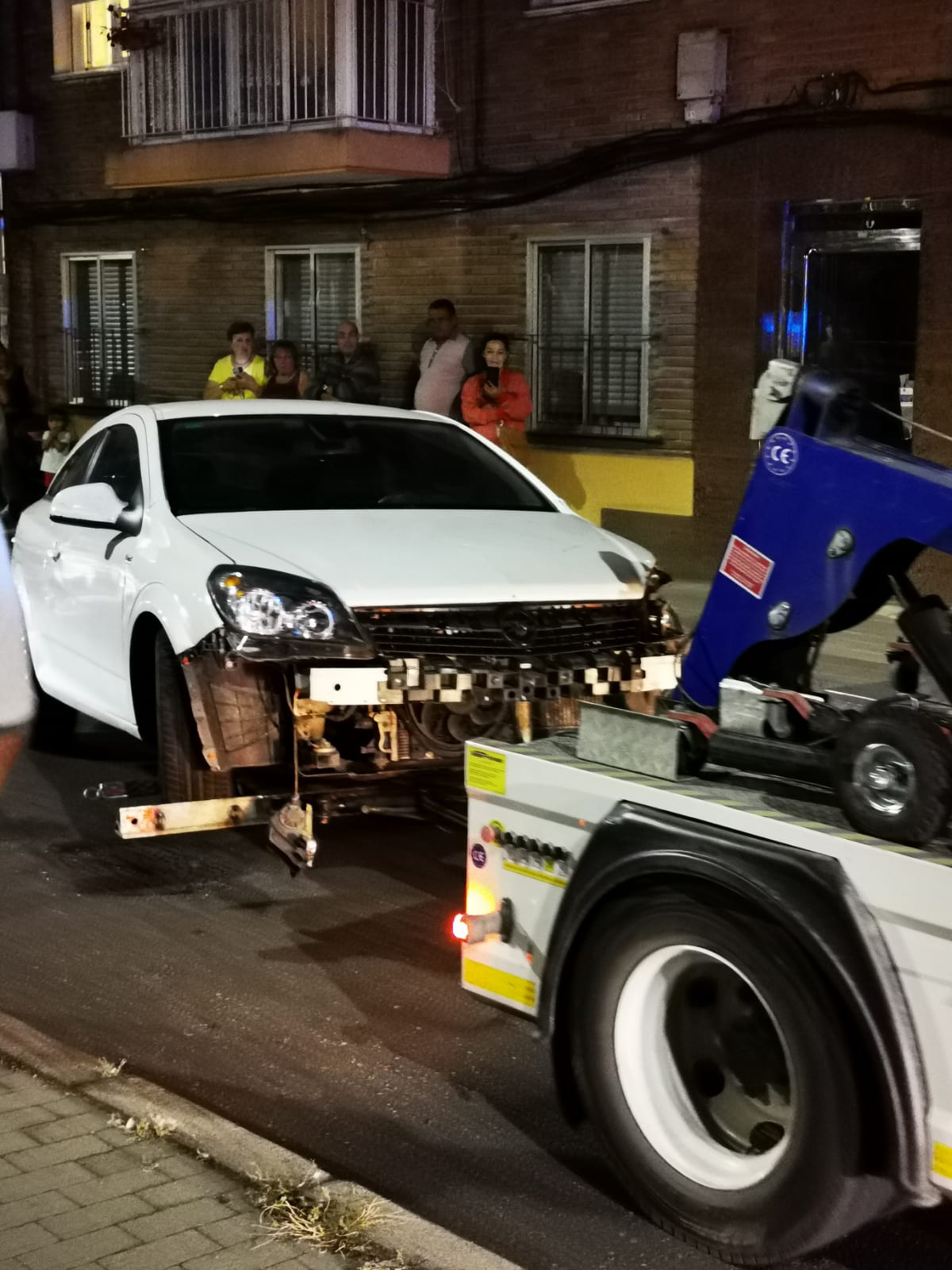 La grúa retira el coche implicado en el siniestro. 