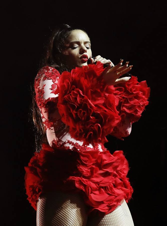 Flecos, volantes, dorados, brillos, 'animal print', látex negro, transparencias... A Rosalía no se le resiste ninguna tendencia