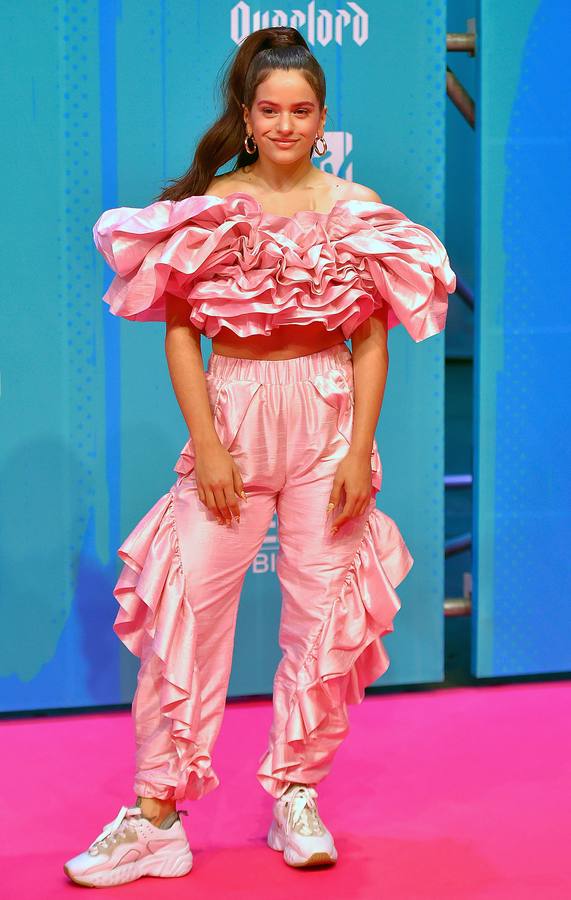 Flecos, volantes, dorados, brillos, 'animal print', látex negro, transparencias... A Rosalía no se le resiste ninguna tendencia