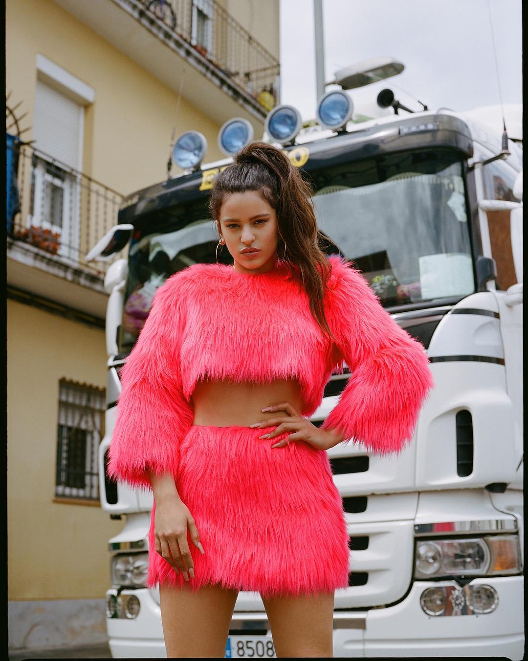 Flecos, volantes, dorados, brillos, 'animal print', látex negro, transparencias... A Rosalía no se le resiste ninguna tendencia