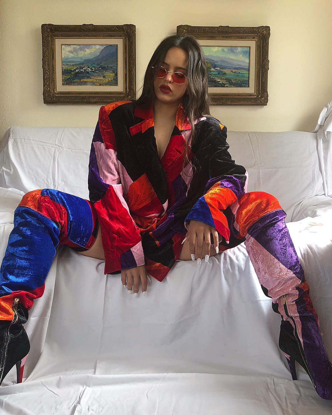 Flecos, volantes, dorados, brillos, 'animal print', látex negro, transparencias... A Rosalía no se le resiste ninguna tendencia