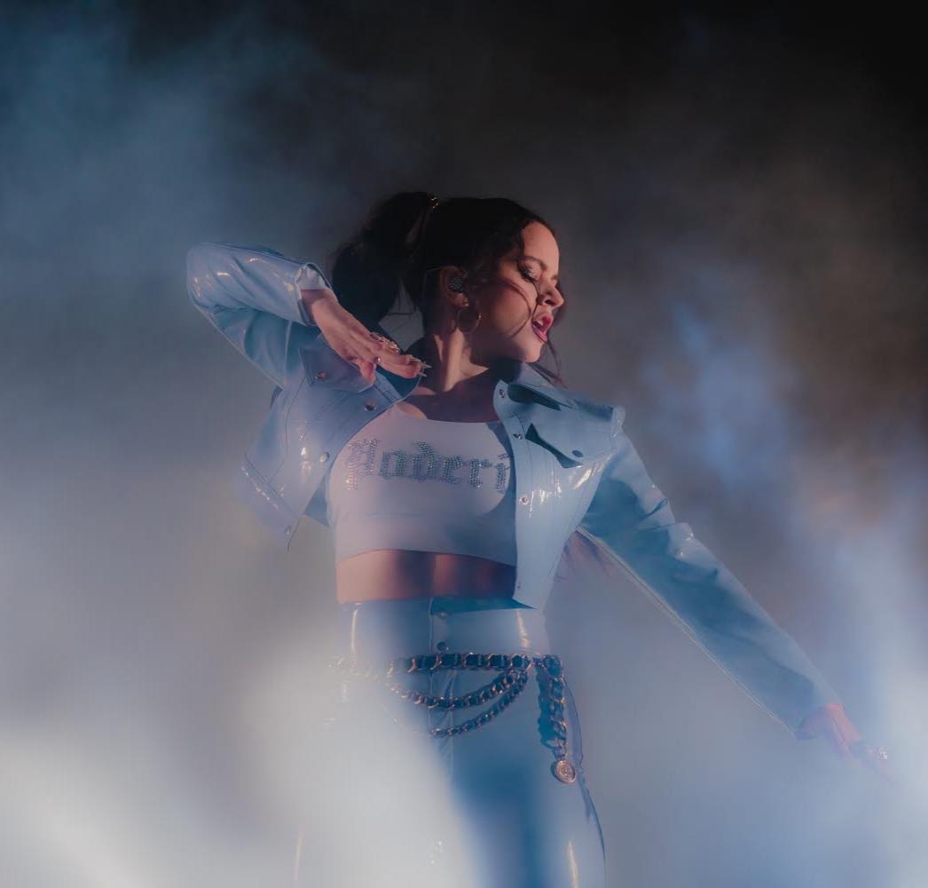 Flecos, volantes, dorados, brillos, 'animal print', látex negro, transparencias... A Rosalía no se le resiste ninguna tendencia