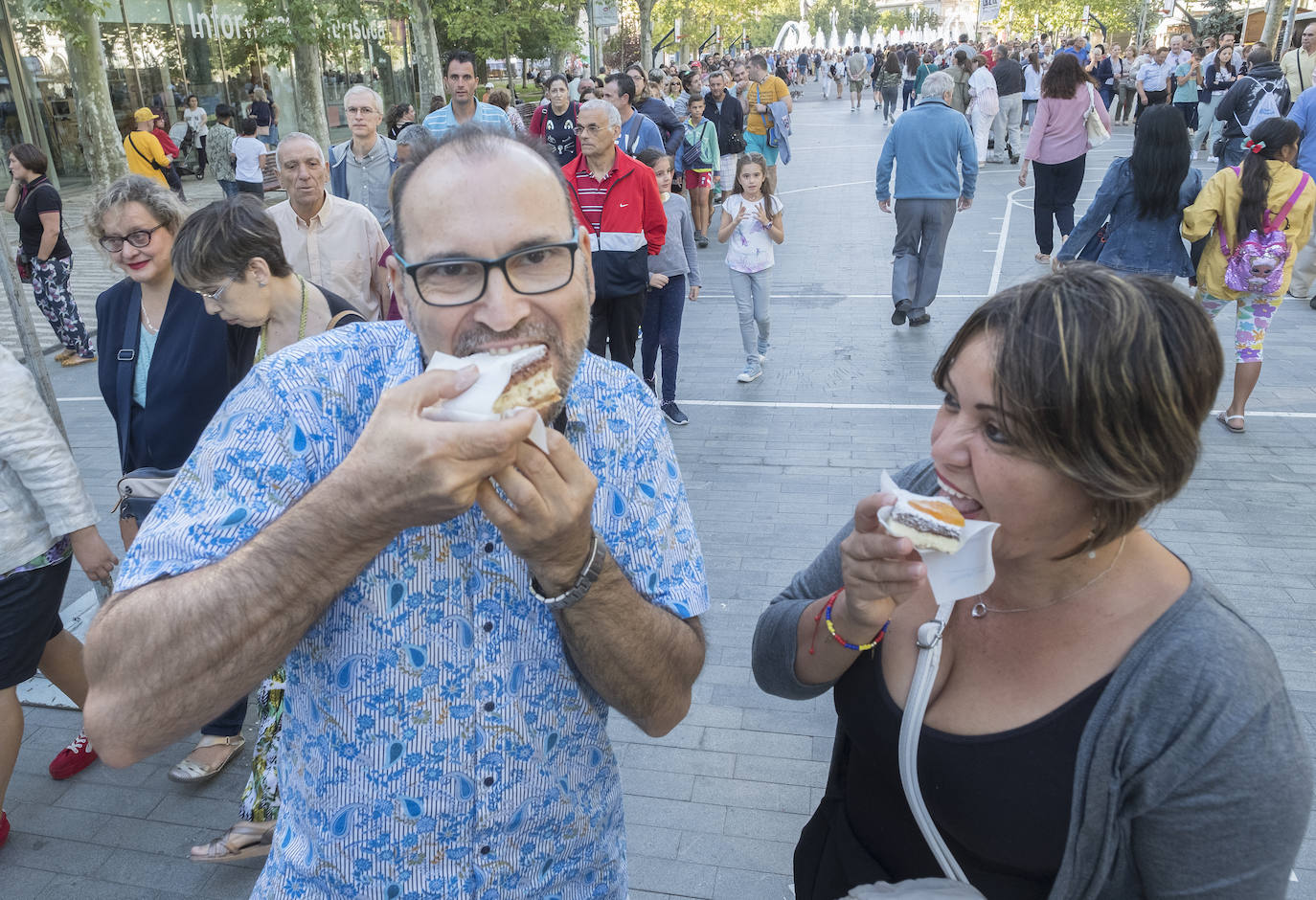 Fotos: Reparto de las tarta de la Virgen de San Lorenzo