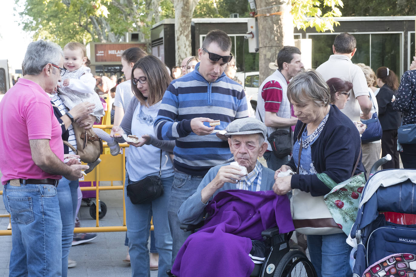 Fotos: Reparto de las tarta de la Virgen de San Lorenzo