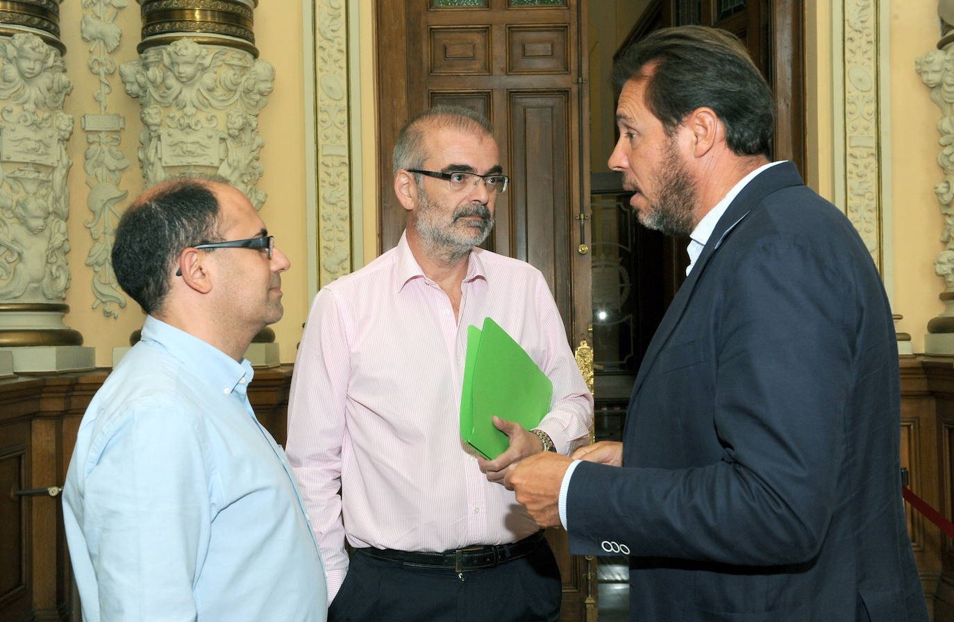 El gerente Andrés Bernabé (centro) junto al alcalde y el edil Vélez.