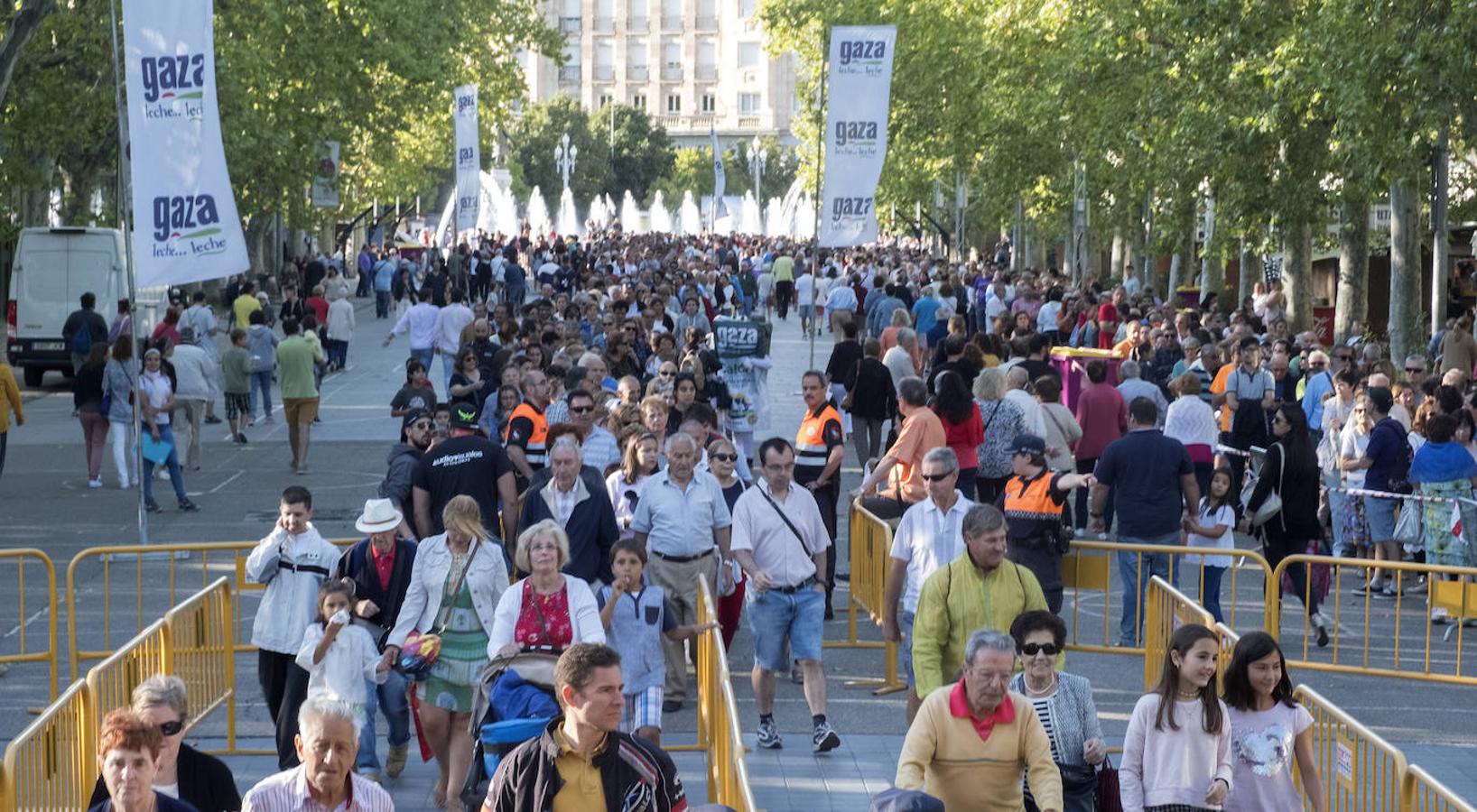 Fotos: Reparto de las tarta de la Virgen de San Lorenzo