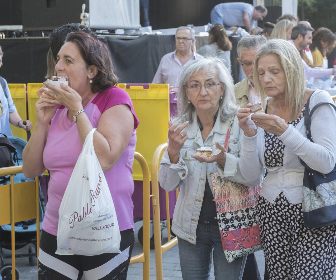 Fotos: Reparto de las tarta de la Virgen de San Lorenzo