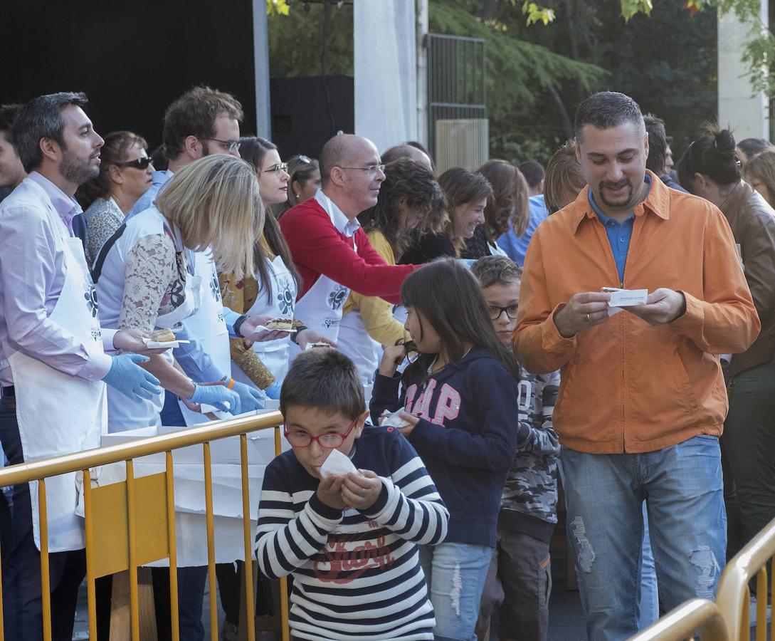 Fotos: Reparto de las tarta de la Virgen de San Lorenzo