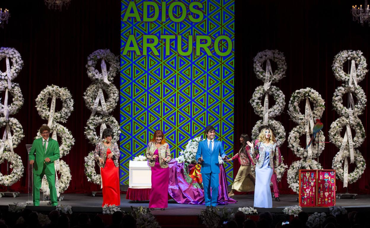 Actores de La Cubana, durante el estreno de 'Adiós, Arturo', en el Calderón. 