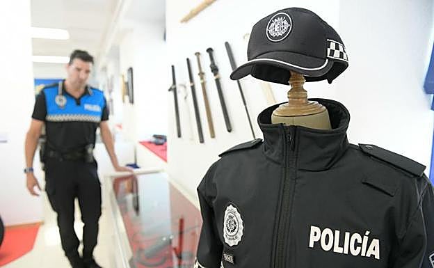 Un agente observa uno de los uniformes de la Policía Municipal de Valladolid. 