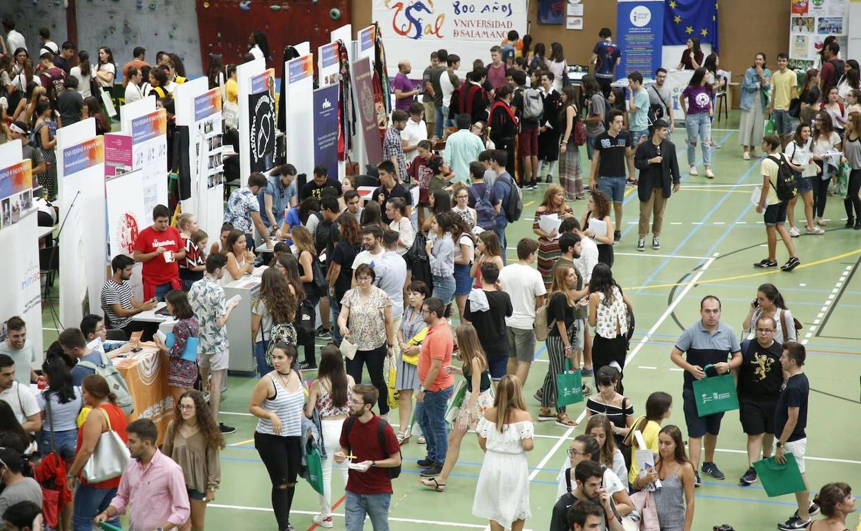 Imagen de la Feria de Bienvenida que organizó la USAL en septiembre del pasado año para los alumnos de nuevo ingreso. 