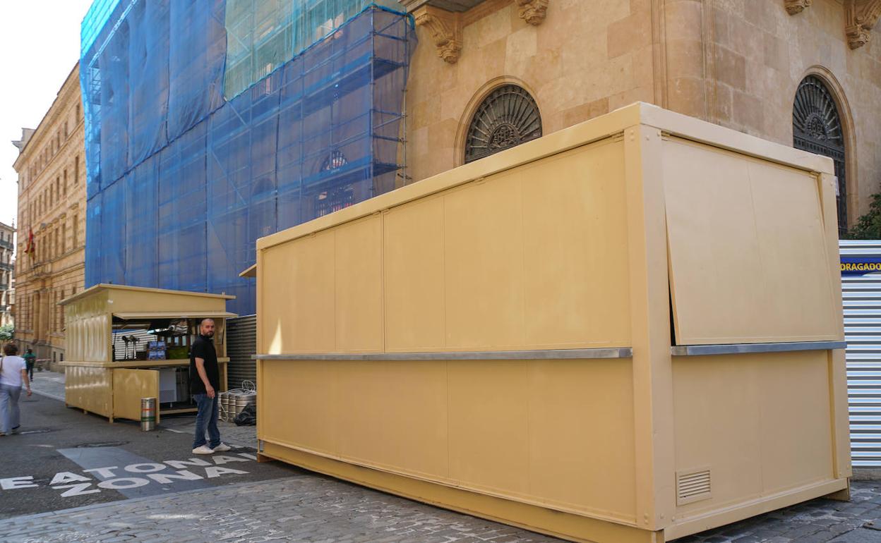 Instalación de casetas en la calle Rector Lucena. 