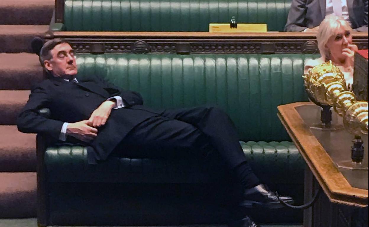 Jacob Rees-Mogg, dormido plácidamente en la bancada delantera del Parlamento británico.
