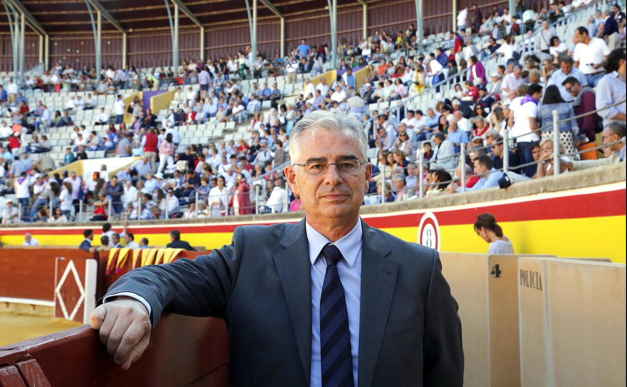 El presidente de la Plaza de Toros de Palencia, en el callejón. 