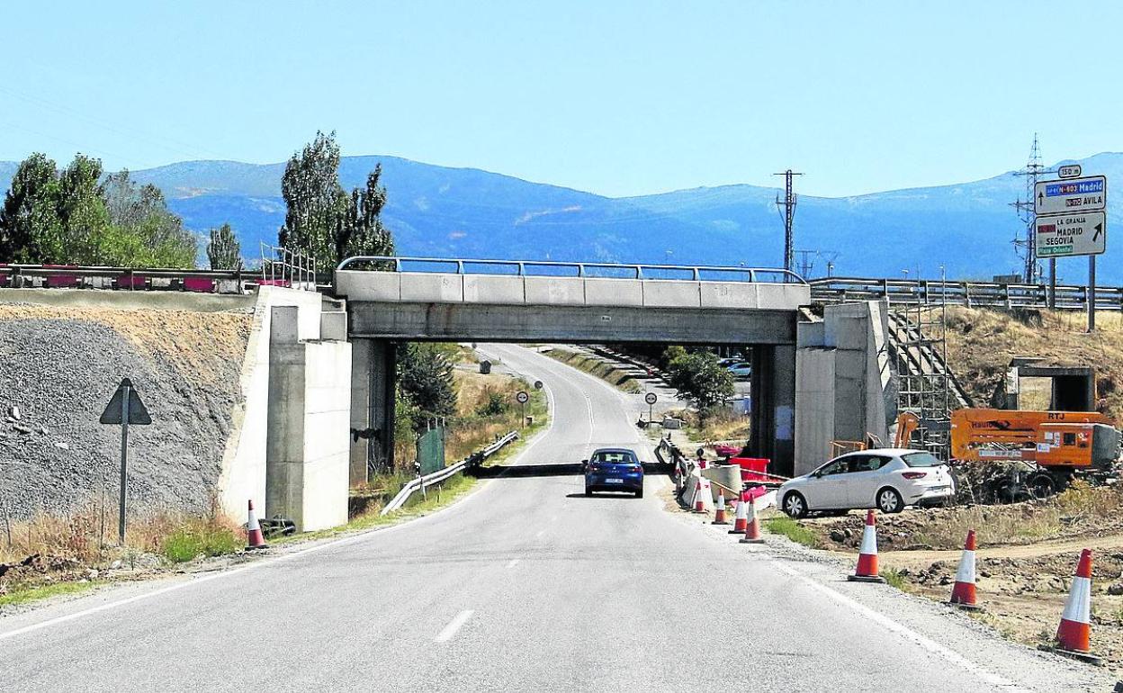Vista de la carretera de Palazuelos y de los plares del nuevo puente de la SG-20. 