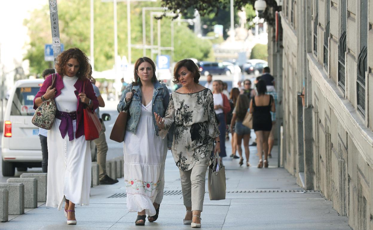 Montero, Lastra y Calvo, a su llegada este jueves a la reunión con Podemos. 