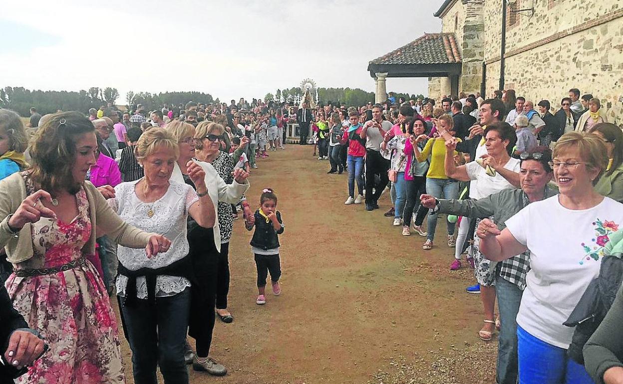 Los carbonerenses bailan durante la procesión en la ermita de la Virgen del Bustar. 