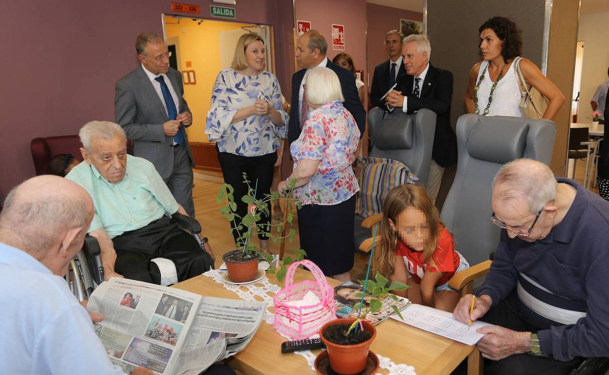 La consejera de Familia e Igualdad de Oportunidades, Isabel Blanco, visita la nueva Unidad de Convivencia de la Residencia de Mayores ´Puente de hierro´. 