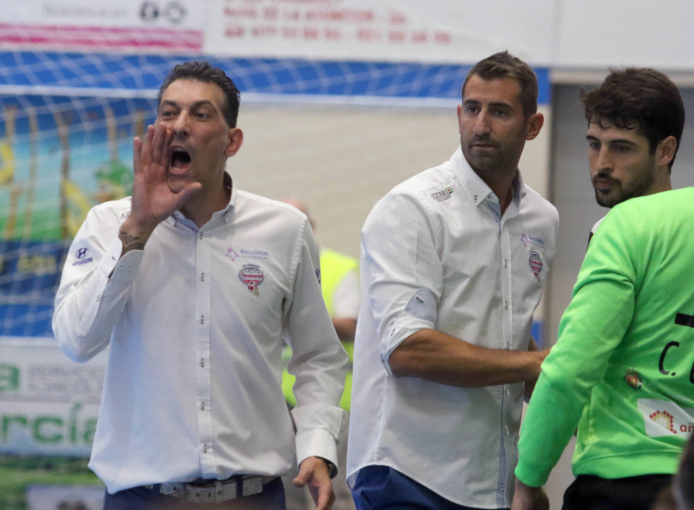 Fotos: Victoria del Balonmano Nava ante el Atlético Valladolid en el comienzo de la Liga Asobal